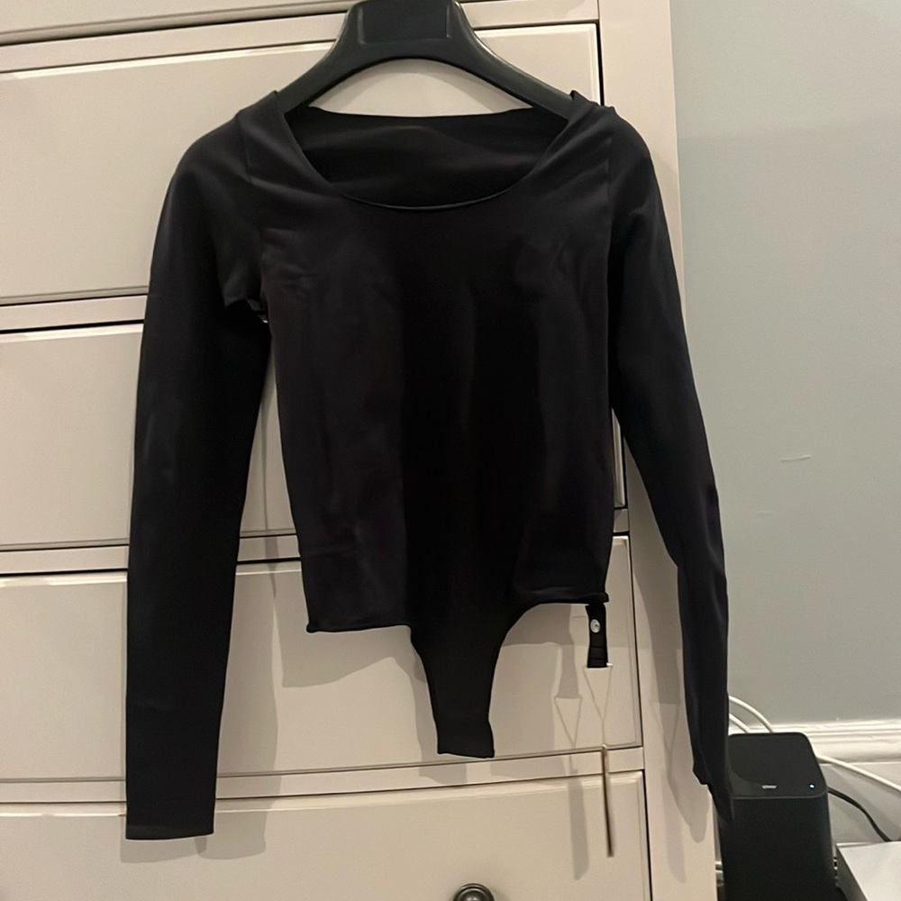 SKIMS essentail bodysuits- long sleeve scoop neck bodysuit